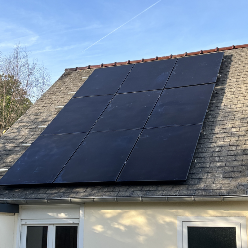 Panneaux Photovoltaïques en auto-consommation / Chantier situé sur la commune de Putot-en-Bessin / Puissance installée de 4.5 Kw de type LONGI/DUALSUN avec micro onduleur de marque ENPHASE
