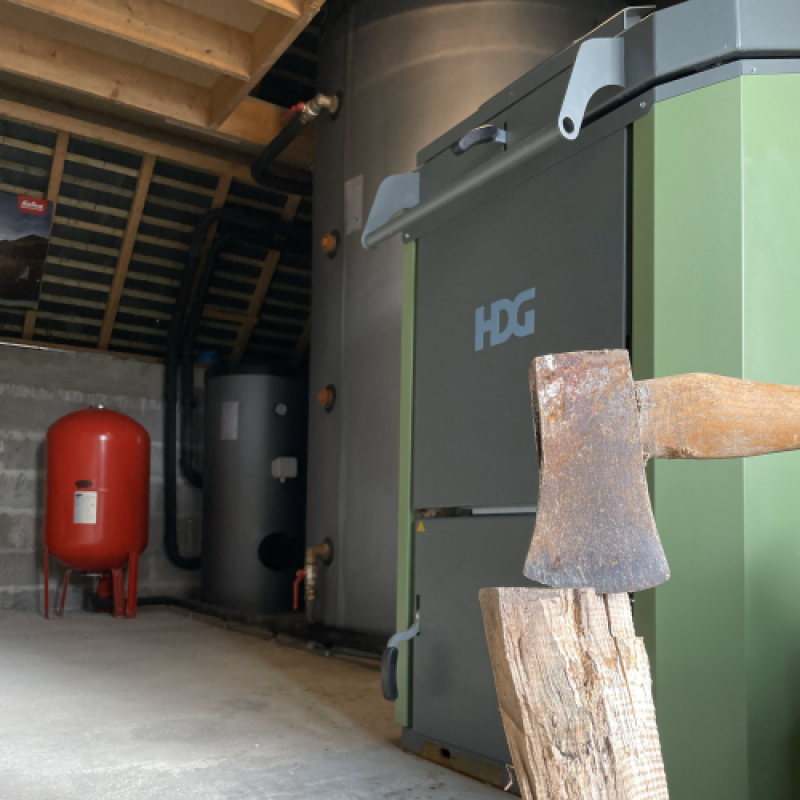 Réalisation d'une chaufferie bois bûches de 30 kw marque HDG avec ballon tampon de 2500 l avec ballon ECS DE 200 l  