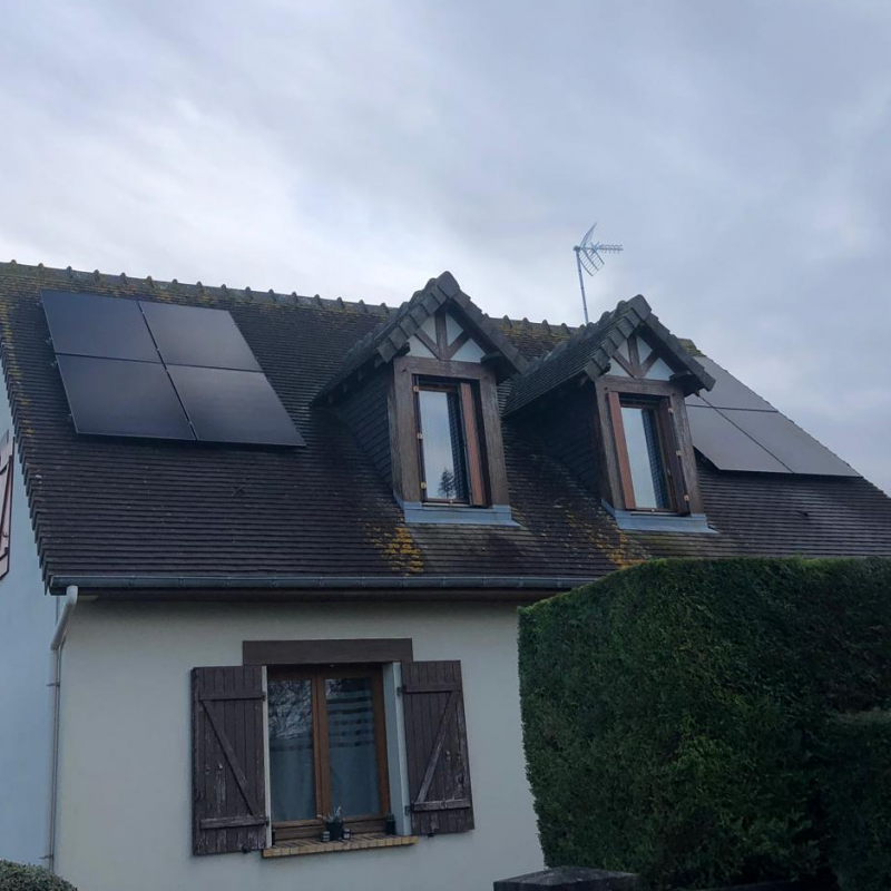 Panneaux Photovoltaïques en auto-consommation / Chantier situé sur la commune de Courseulles sur Mer / Puissance installée de 6 Kw de type LONGI/DUALSUN avec micro onduleur de marque ENPHASE